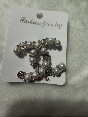 Silver Tone Pearl Logo-Style Brooch in White and Silver